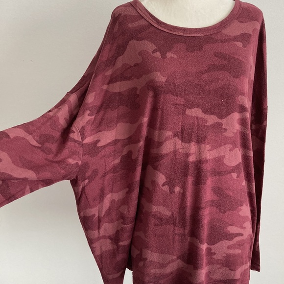 Old Navy Scoop Neckline with Drop Shoulder Oversized Cozy-Knit Camo Print - Picture 6 of 8
